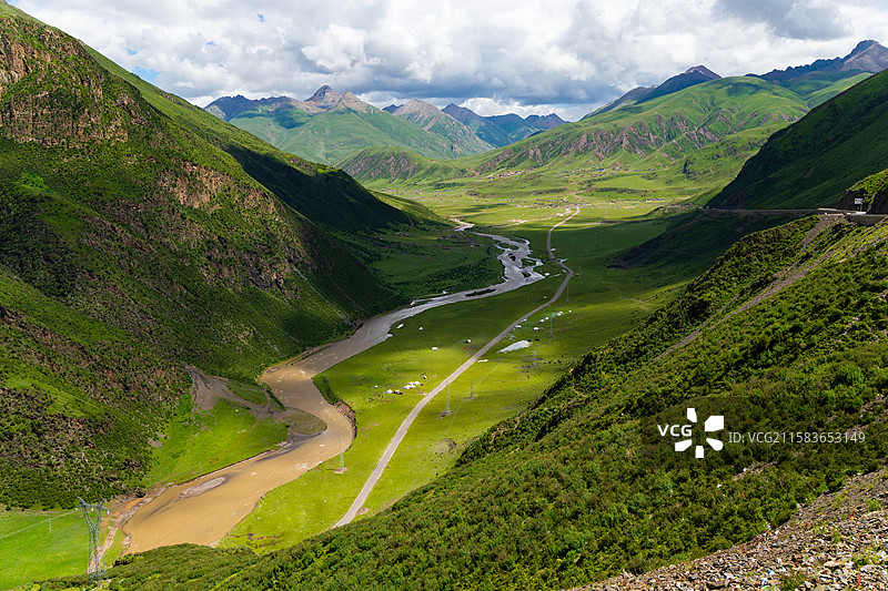西藏那曲市巴青县雅安镇一处高原山谷风光图片素材