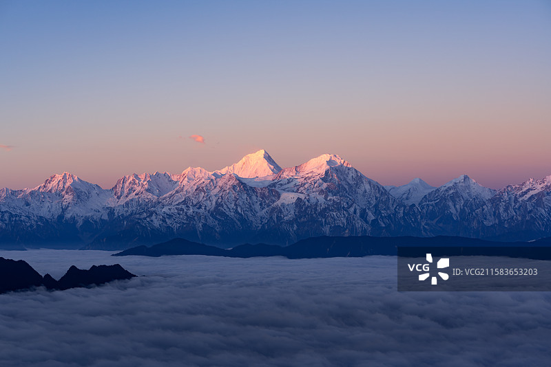 日照金山和云海图片素材