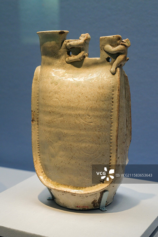 白釉塑贴双猴划花鸡冠壶 辽朝 中国国家博物馆“中国古代瓷器展”图片素材