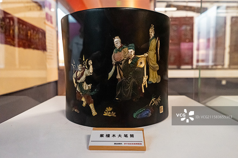 中国旅游景区拍摄主题，山东任城区济宁市博物馆老馆，文房四宝小叶紫檀大笔筒工艺品，室内无人图像摄影图片素材