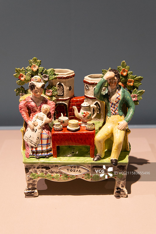 英国维多利亚与艾伯特博物馆釉上彩陶制人物饮茶场景塑像图片素材