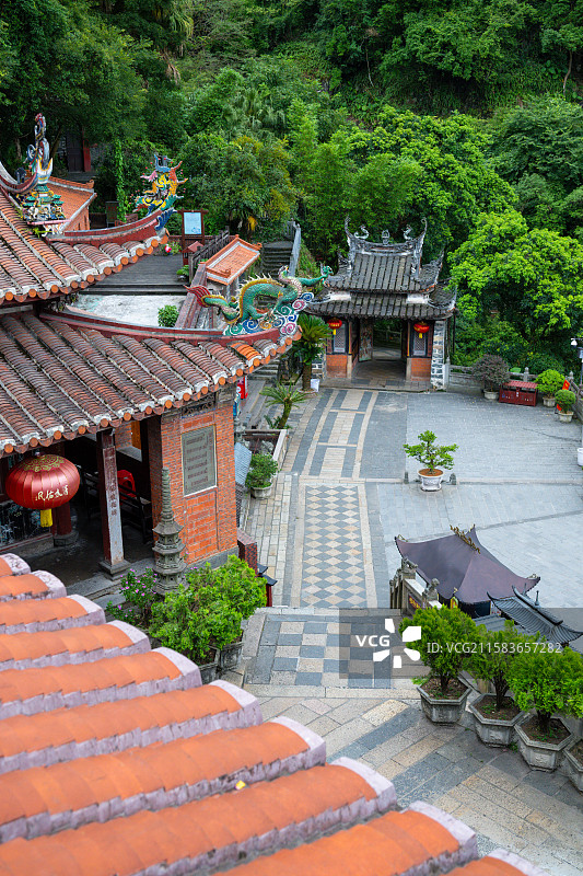福建省泉州市安溪县清水岩古庙庭院的宁静美景图片素材