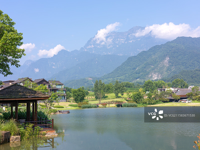 峨嵋山下的高桥里图片素材