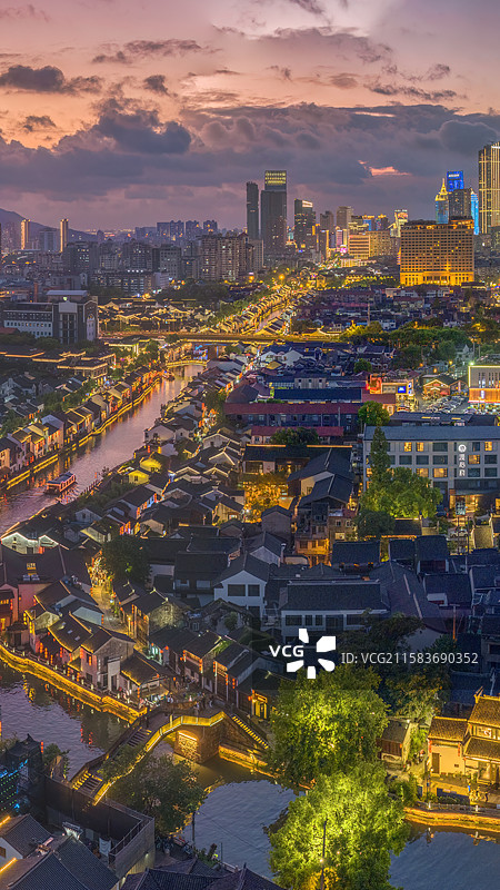 日落时分台风天火烧云下的无锡南下塘与伯渎桥以及远处的南长街还有无锡摩天大楼建筑群图片素材