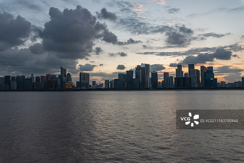 浙江省杭州市钱塘江畔日落夜晚晚霞城市风光图片素材