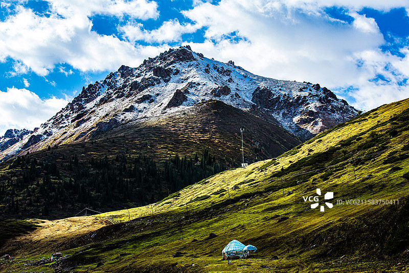 中国新疆那拉提附近独库公路沿途自然风光图片素材
