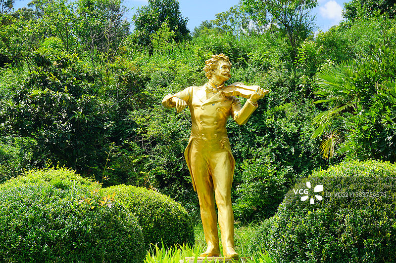 昆明世博园园林金色小提琴雕像图片素材