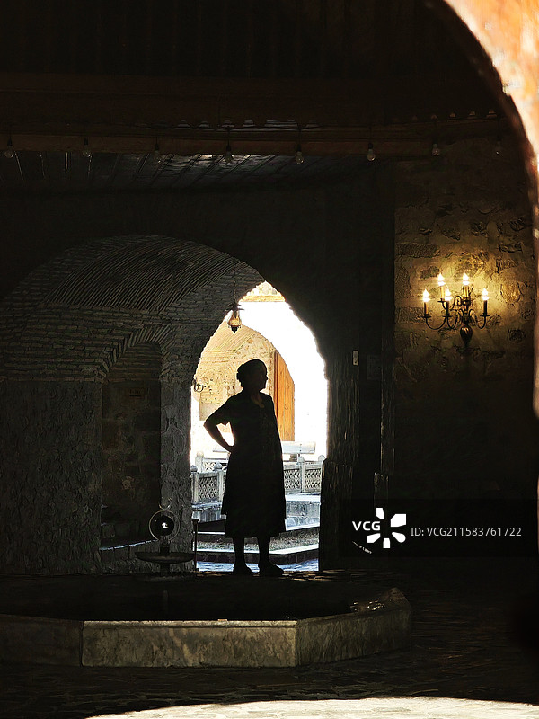 站在门口的女人图片素材