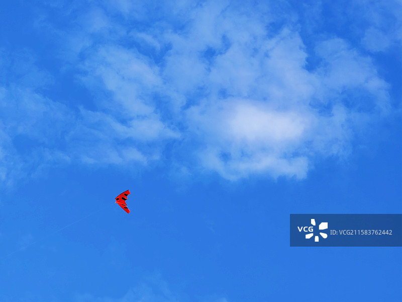 蓝天白云里的一只红风筝图片素材