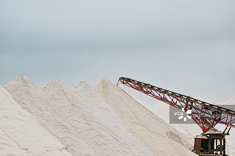 陕西省榆林市定边盐湖盐矿开采图片素材