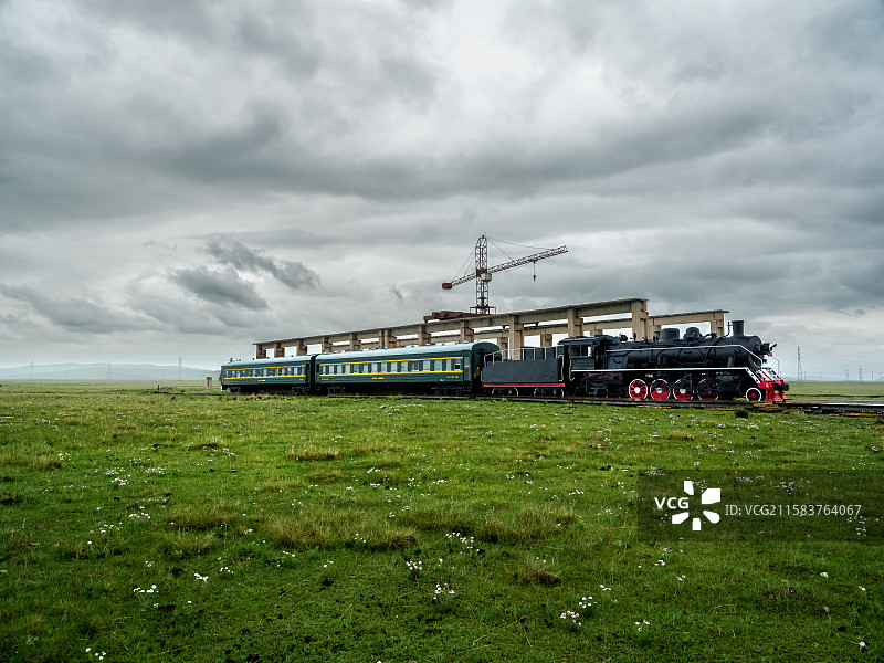 青海金银滩，“两弹一星”精神永放光芒。二二一厂十一厂区上星站站台与蒸汽机车绿皮火车高清大图图片素材