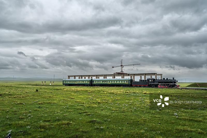 青海金银滩，“两弹一星”精神永放光芒。二二一厂十一厂区上星站站台与蒸汽机车绿皮火车高清大图图片素材