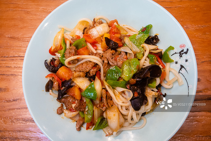 餐桌上的过油肉拌面图片素材