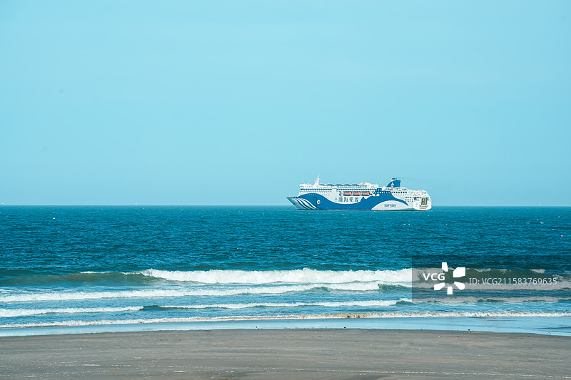 东山岛金銮湾海面上的邮轮轮渡图片素材