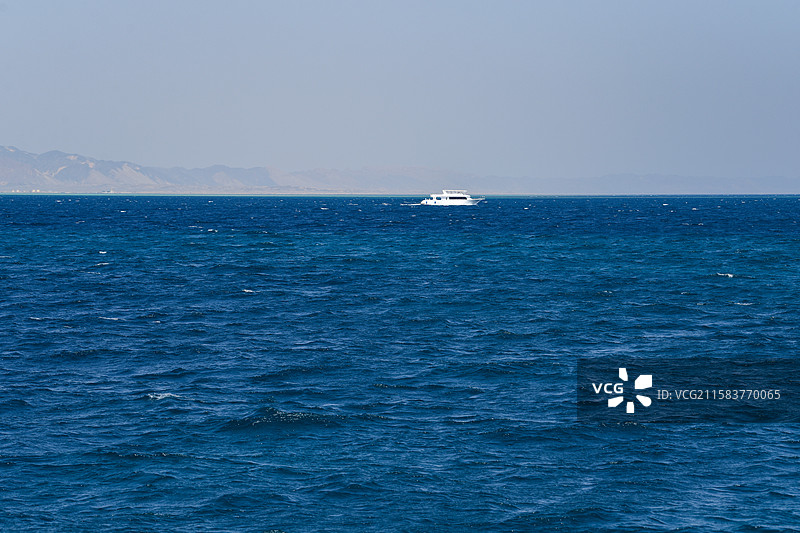 红海蔚蓝海面上的游轮风光图片素材