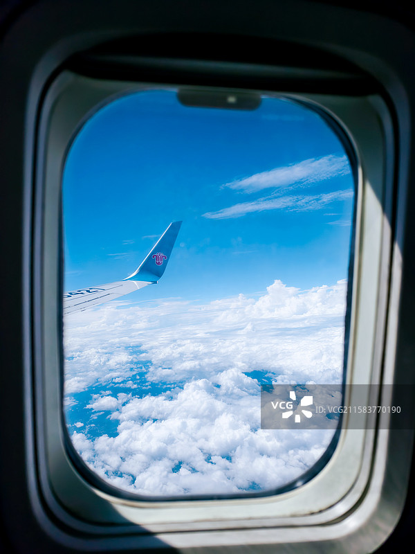 《舷窗外的云端奔赴》图片素材