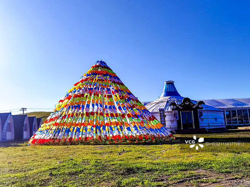 小镇上的幡，蒙古包（拍摄于内蒙古锡林郭勒盟东乌旗知青小镇）图片素材