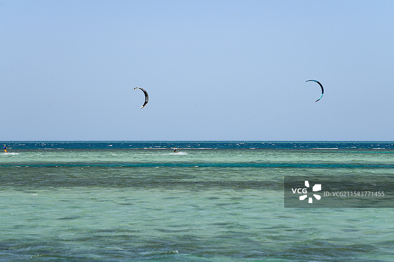 红海赫尔格达海上滑翔伞极限运动图片素材