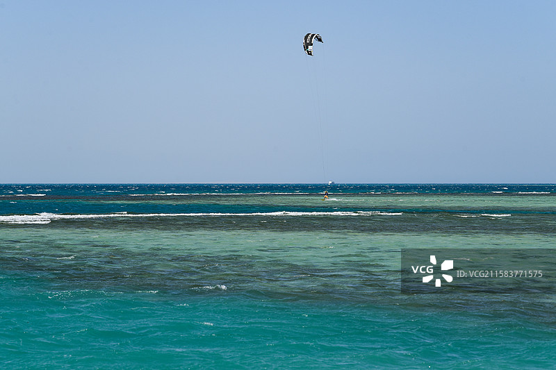 红海赫尔格达海上滑翔伞极限运动图片素材