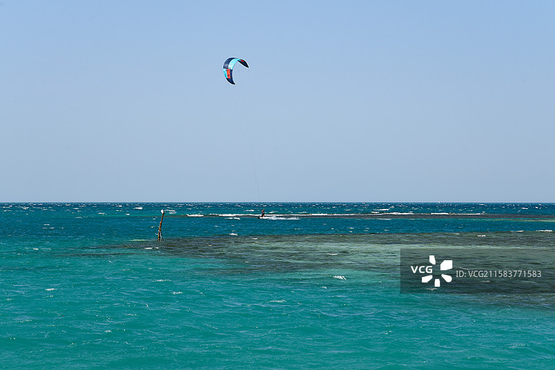 红海赫尔格达海上滑翔伞极限运动图片素材