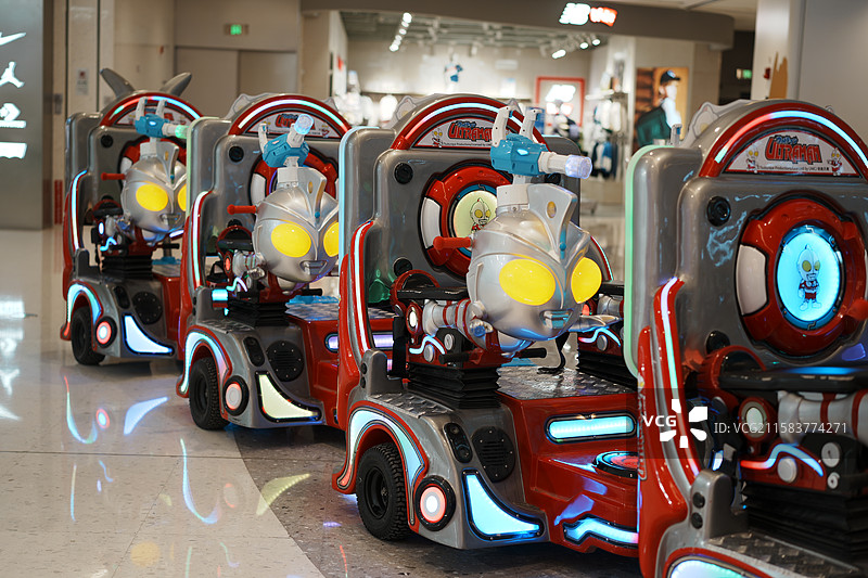 奥特曼造型的玩具车图片素材
