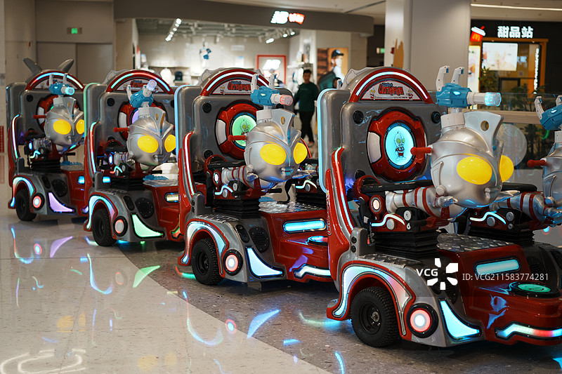奥特曼造型的玩具车图片素材