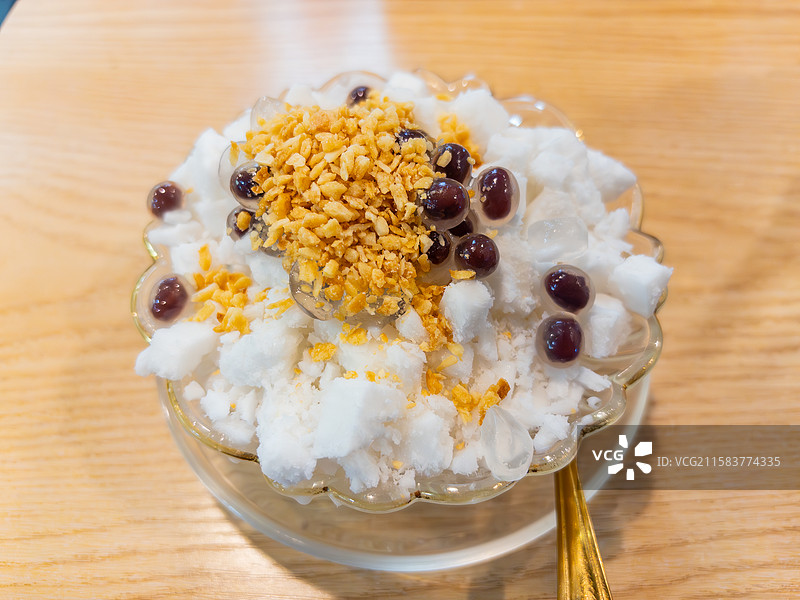 夏季美食特写红豆花生牛奶沙冰图片素材