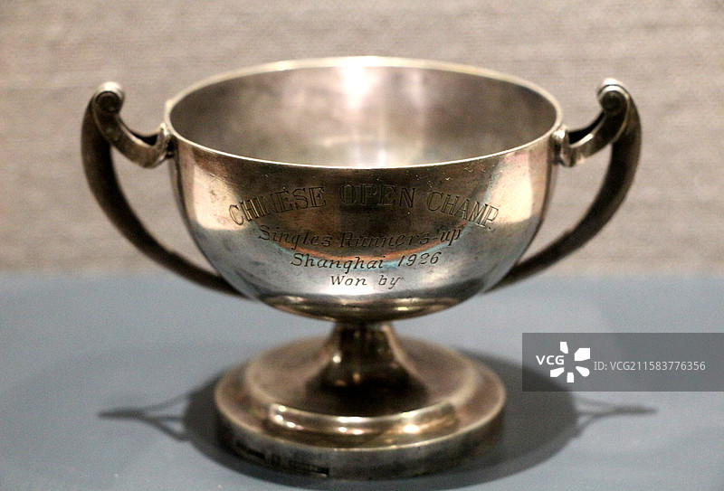上海体育博物馆 —— 中国冠军公开赛（中学生乒乓球）单打亚军奖杯图片素材