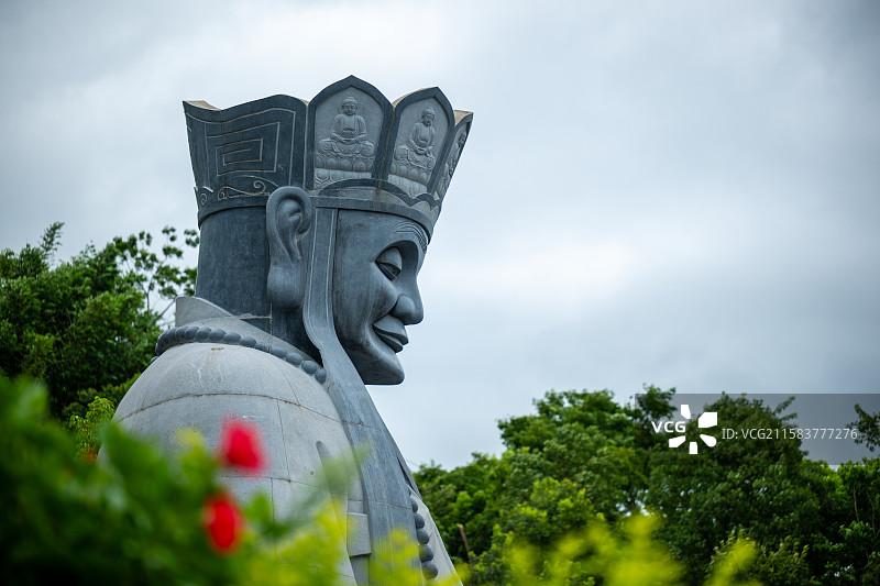 福建省泉州市安溪县清水岩巨大的佛像在绿树丛中图片素材