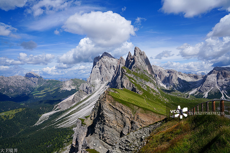 意大利多洛米蒂位于意大利东北部的阿尔卑斯山东段山脉，于 2009 年被列入世界遗产名录。图片素材