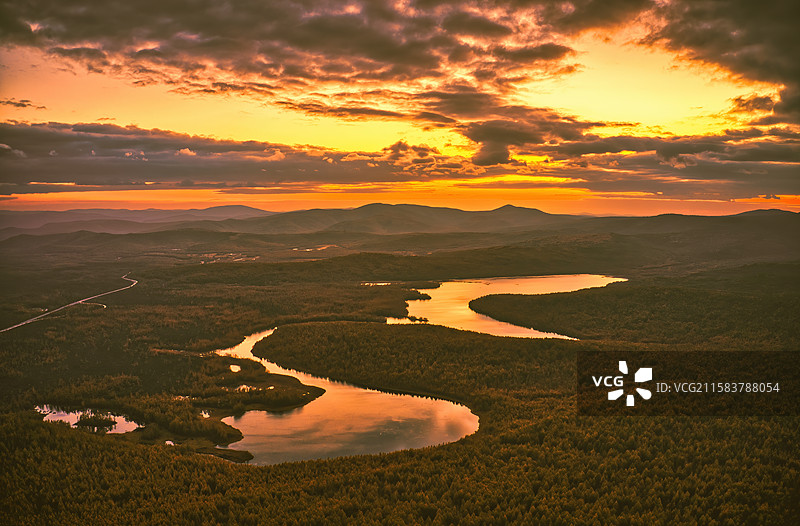 鸟瞰秋日落日余晖下的阿尔山金色森林环抱中的湖泊群图片素材