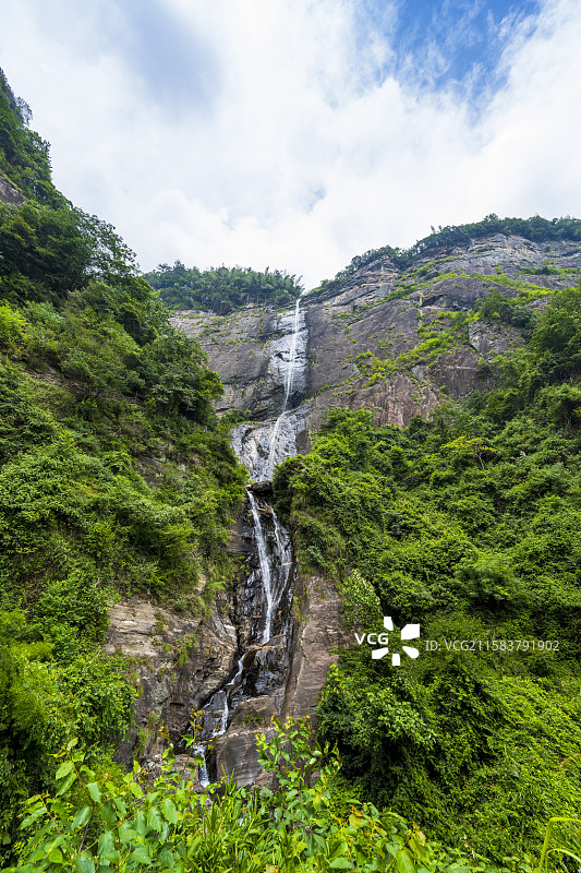 飞流直下的山间瀑布-庐山瀑布（秀峰景区）图片素材