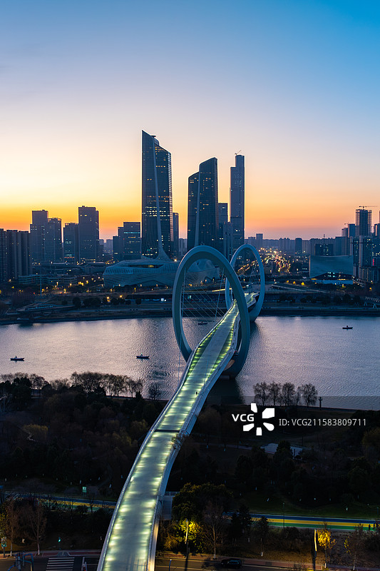 江苏南京河西南京眼步行桥和青奥中心双子塔图片素材