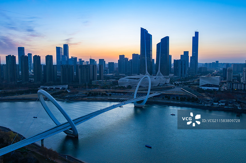 江苏南京河西南京眼步行桥和青奥中心双子塔图片素材