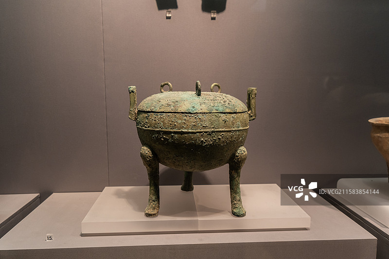 南京博物院展出的青铜器和陶器。青铜器有鼎等礼器，陶器有罐等器物，多为商周至秦汉时期文物，反映当时的铸图片素材