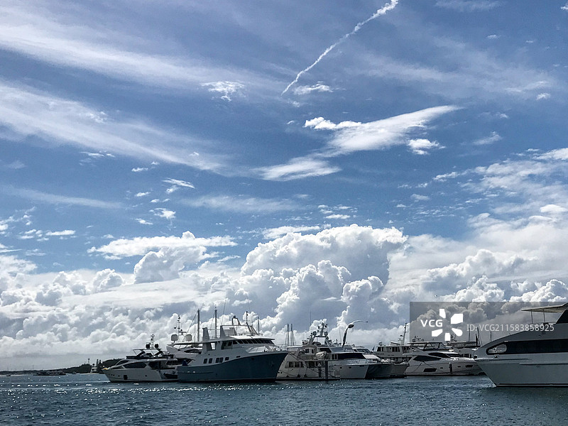 蓝天白云下的港口图片素材