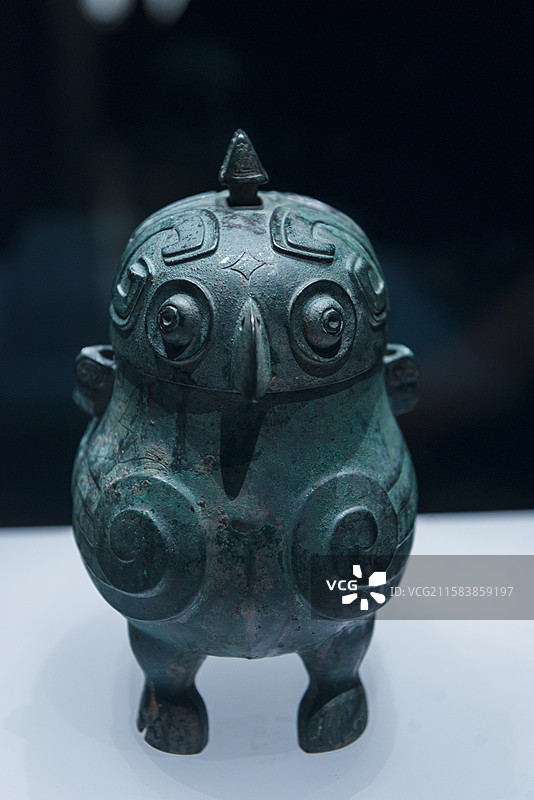 鸮卣 商朝 吕梁市石楼县出土 山西省博物馆“夏商踪迹”展览图片素材
