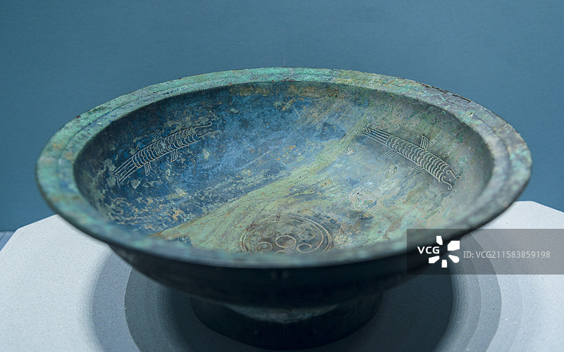 三鱼涡纹盘 商朝 山西省吕梁市石楼县桃花庄墓葬出土 山西省博物馆“夏商踪迹”展览图片素材