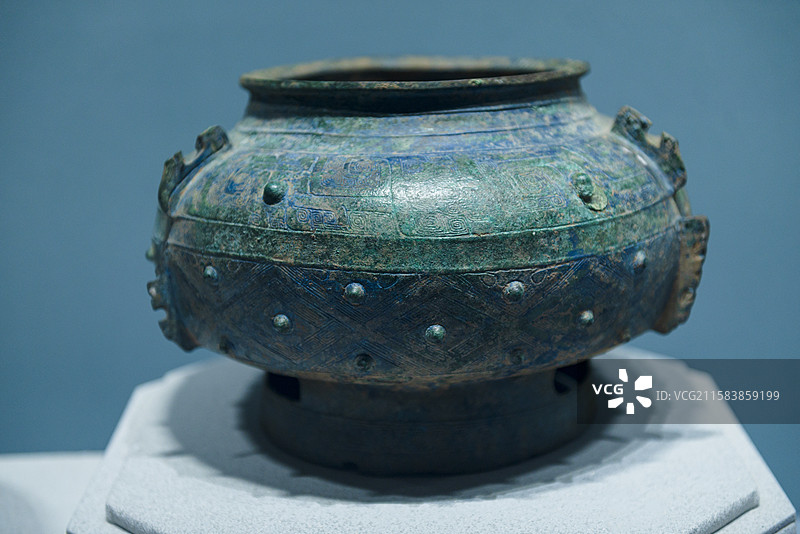 方格雷纹出戟瓿 商朝 山西省忻州市保德县林遮峪遗址出土 山西省博物馆“夏商踪迹”展览图片素材