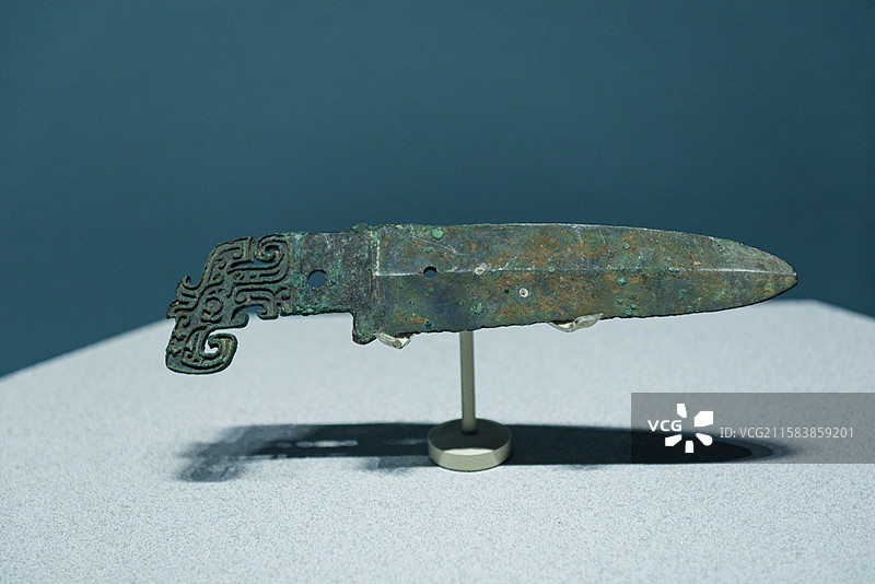 兽面纹曲内戈 商朝 山西省临汾市永和县出土 山西省博物馆“夏商踪迹”展览图片素材