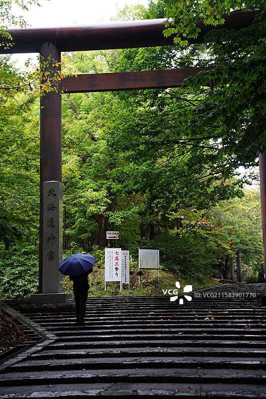 雨天的北海道神宫图片素材