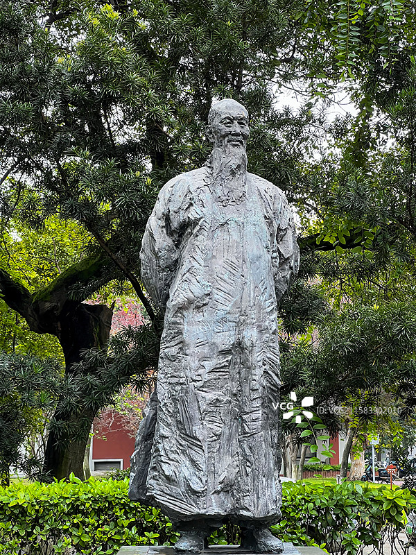 成都市四川大学校园里的张澜先生青铜全身像图片素材