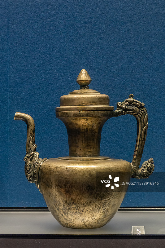 内蒙古博物院长颈龙柄铜执壶近代二级文物图片素材