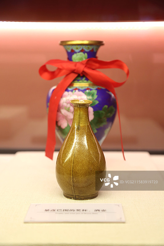 暴彦巴图的奖杯、酒壶 内蒙古乌兰浩特民族解放纪念馆图片素材