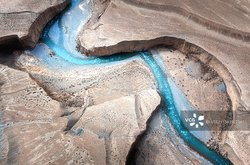 青海海西格尔木秀沟（七彩秀沟）风光，雪水河畔图片素材