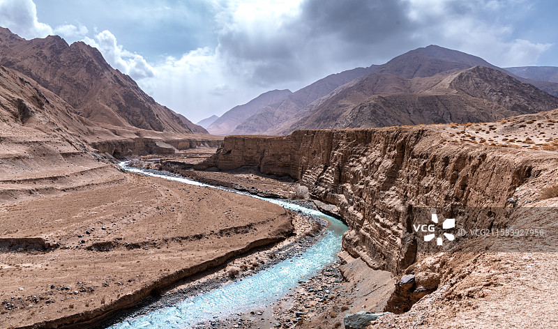 青海海西格尔木秀沟（七彩秀沟）风光，雪水河畔图片素材