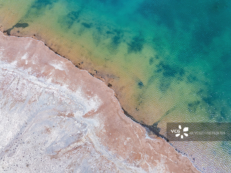 青海海西格尔木昆仑冰湖风光，温泉水库，雪山融水图片素材