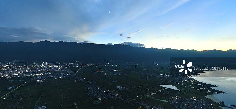 雲南大理渡假区苍山洱海月晚霞图片素材