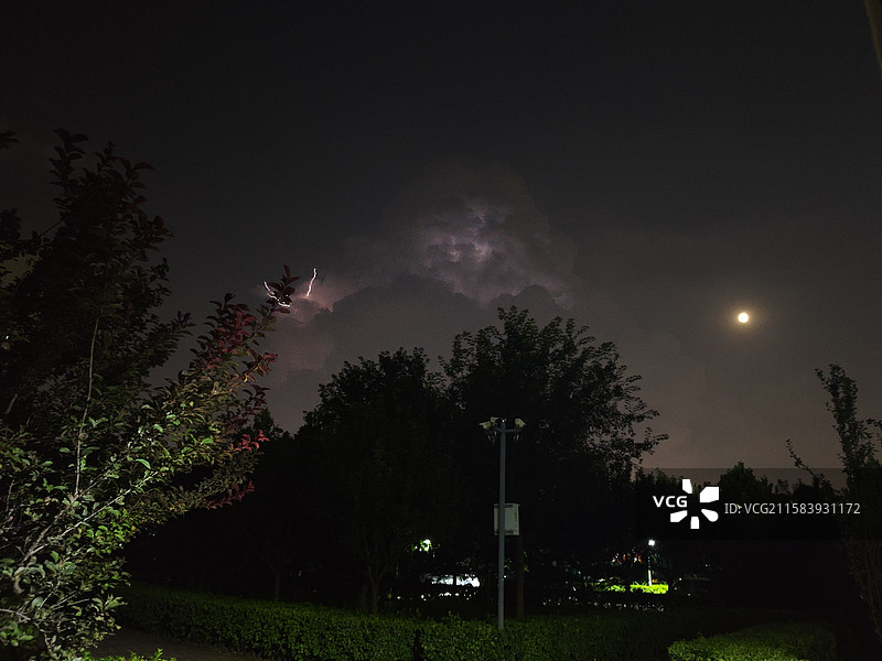 自然风景-北京-月亮与闪电云共存的自然奇观图片素材