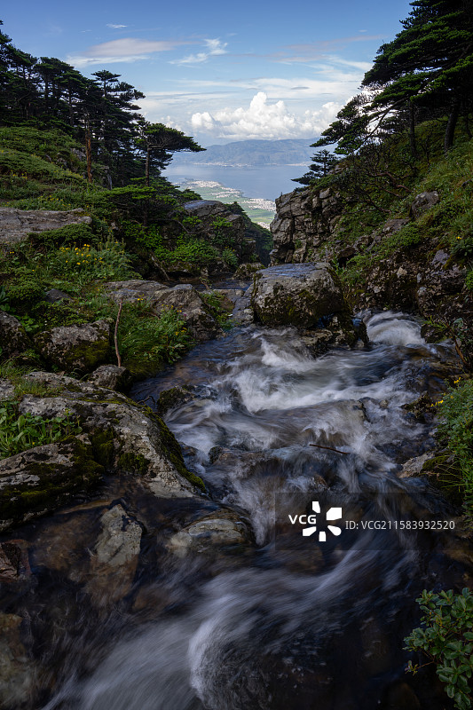 大理苍山双龙潭白石溪源头俯瞰洱海海东图片素材